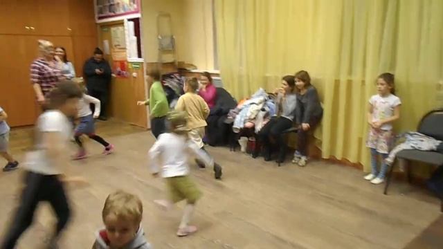 мальчишки танцуют военный танец, Доминика тоже не может стоять на месте смотреть онлайн