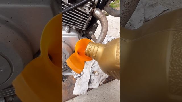 Заливаем свежее моторное масло, в Yamaha YBR 125 смотреть онлайн