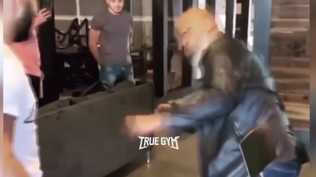 Майк Тайсон учит бить бойцов UFC / Показал отличную форму в 53 года смотреть онлайн