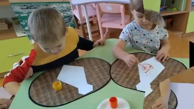 Фрагменты с занятия по изобразительному искусству (рисование) "Галстук для папы" смотреть онлайн