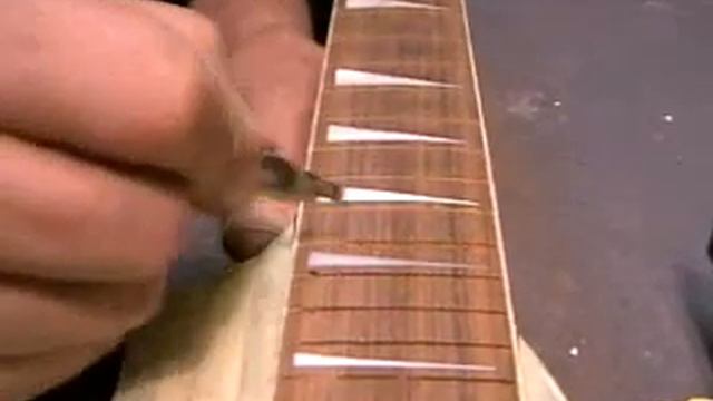 Guitar works - changing frets on neck-thru-body смотреть онлайн