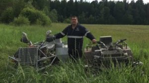 Два самодельных квадроцикла по грязи.