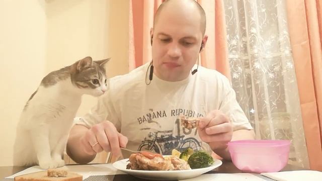 MUKBANG I МУКБАНГ жареная курица,брокколи,соус,шпроты,вареная картошка.