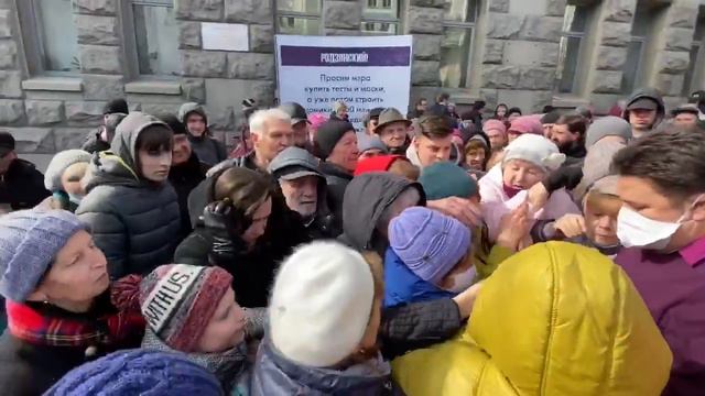 Тем временем под харьковским горсоветом бабули стоят ТОЛПОЙ, чтобы получить медицинские маски смотреть онлайн