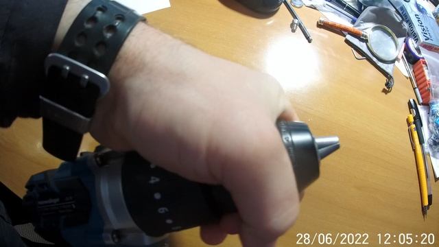 не затягивает патрон шуруповерта.