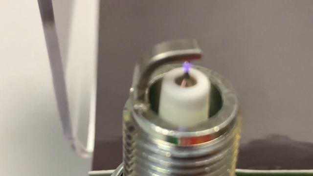 Сравнение искры на иридиевой свече зажигания и многоэлектродной никелевой. смотреть онлайн