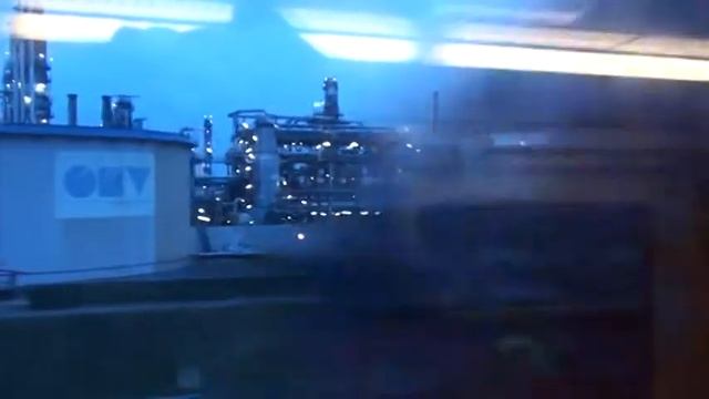 Австрия. Вена. Нефтеперерабатывающий завод OMV в Швехате, рядом с Веной. Österreich. Wien смотреть онлайн