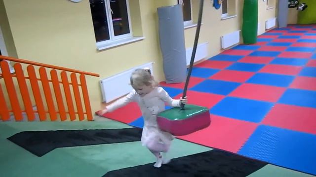 Лера как Маугли в Джунглях спускается на тарзанке смотреть онлайн