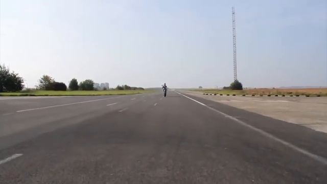 Девушка выполняет трюки на мотоцикле Girl stunts on motorbike YouTube 480p смотреть онлайн