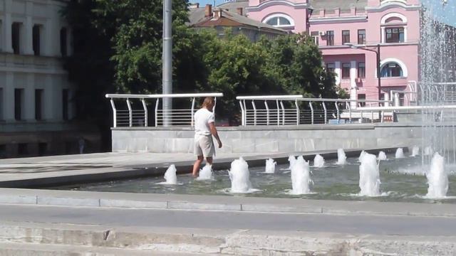 бомж моет ноги в фонтане смотреть онлайн