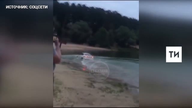 В Казани водитель «Киа» помыл автомобиль в озере Глубоком смотреть онлайн