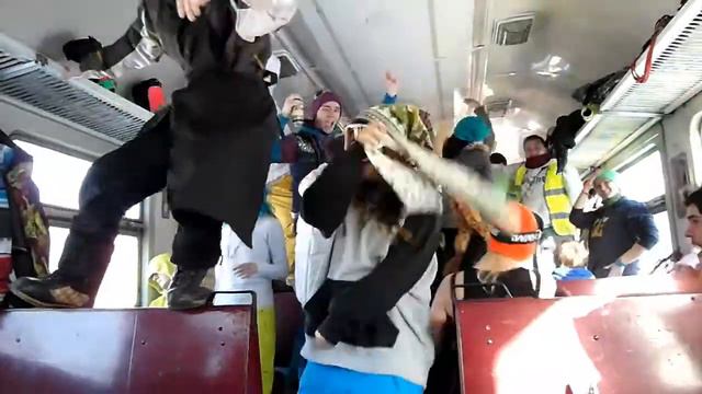 Harlem Shake in train / Гарлем Шейк в электричке смотреть онлайн