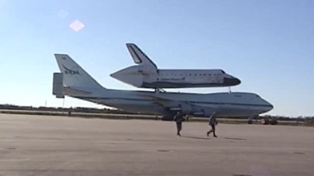 STS-126 Space Shuttle Endeavour - Endeavour on the back of a 747 being towed to the mating gantry смотреть онлайн