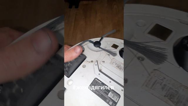 пылесос сам не встаёт на базу. Ездит вокруг неё, пытается забраться и уезжает. причина? смотреть онлайн