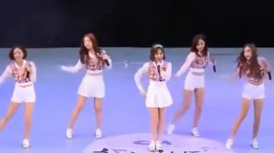 Кореянки танцуют.