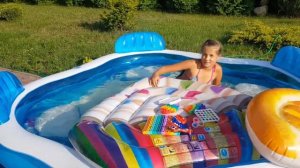 КУПАЮСЬ В БАССЕЙНЕ С МАТРАЦАМИ