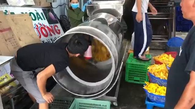 Производство дешёвого "сушёного" манго нередко выглядит примерно так... смотреть онлайн