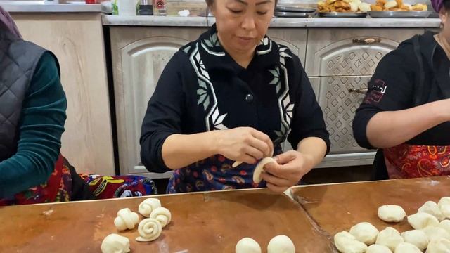 Узбекистан ! Что готовят ДУНГАНЕ на СВАДЬБУ ?ЛАГМАН на всю МАХАЛЛЮ .Свадебные СЛАДОСТИ, Тушим мясо смотреть онлайн