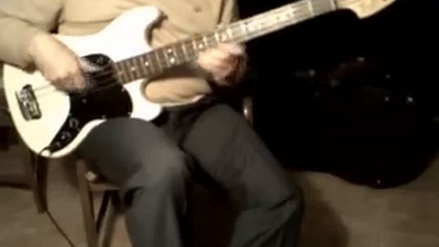 FENDER MUSICMASTER BASS FLATWOUND смотреть онлайн