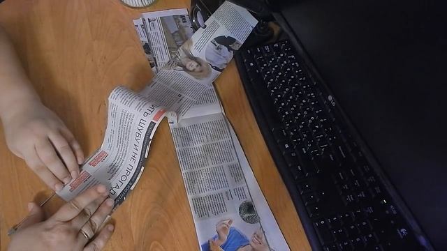 Как быстро крутить газетные трубочки. ШУРУПОВЁРТ - Плетение из газетых трубочек смотреть онлайн