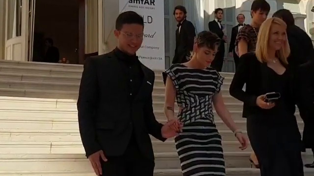 Кристен на ужине AMFAR Gala - 4 смотреть онлайн