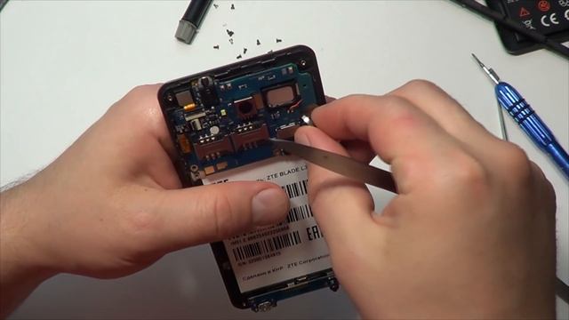 ZTE Blade L3 разбираем в домашних условиях. Разборка, ремонт, замена экрана, сенсора, что в нутри. смотреть онлайн