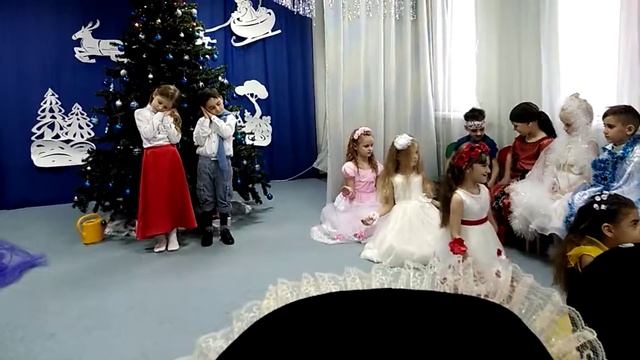 Утренник в саду. Доча в платье с красными цветами. смотреть онлайн