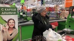 Оплатил Старикам их покупки на кассе