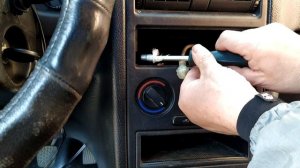 Как снять центральную консоль торпедо на Опель Астра G