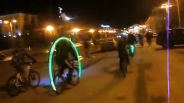 Ночной свет. «Велосветлячки» покоряют улицы города смотреть онлайн