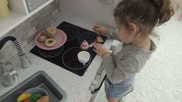ДЕТСКАЯ КУХНЯ KidKraft / KIDKRAFT KITCHEN REVIEW смотреть онлайн