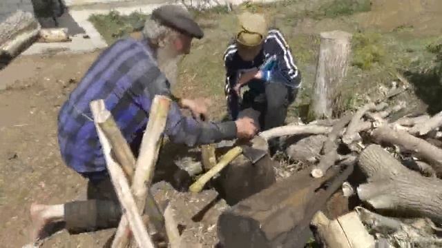 Насадка топора и прополка малины от крапивы и сушняка. 24. 06. 2017 смотреть онлайн