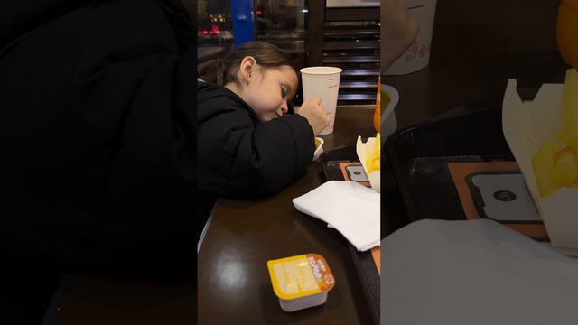 Когда хочешь есть и спать одновременно 😂 смотреть онлайн