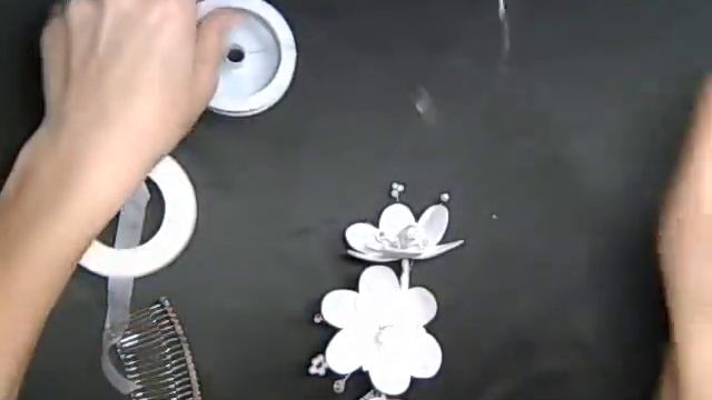 МК сборки гребня с цветами из фоамирана. смотреть онлайн