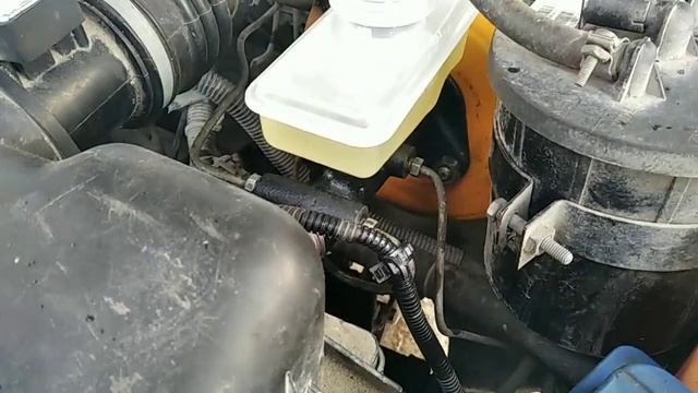 Главный тормозной цилиндр (замена) смотреть онлайн