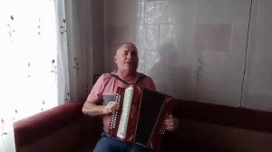 Мужик играет на гармошке