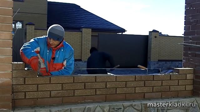 Кирпичная кладка заборного пролета