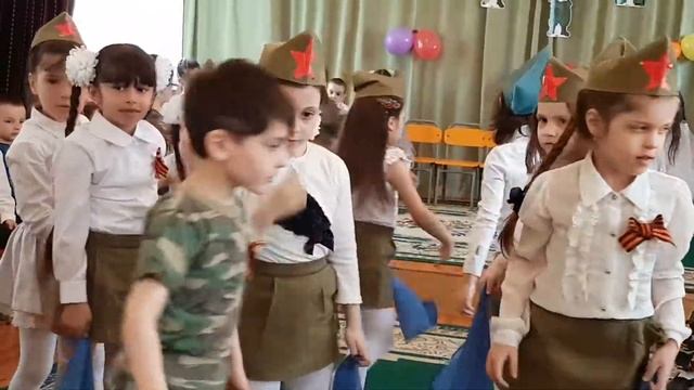 Танец Синий платочек в исполнении Амины Насрутдиновой под руководством Наиды Муртазаевой смотреть онлайн
