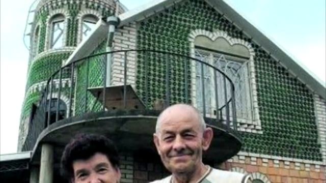 Соседи удивлялись, зачем ему столько бутылок. Но когда увидели результат, ахнули!