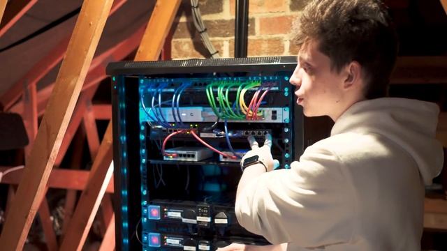 Alex's 2018 Ultimate Home Network Tour! смотреть онлайн
