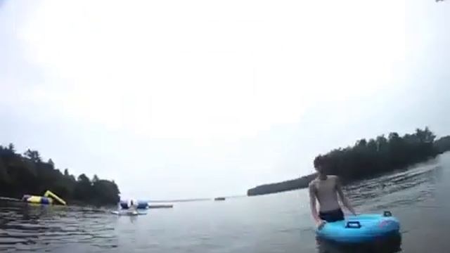 Надувная водная горка на естественную поверхность смотреть онлайн