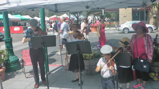 Little Italy - Minuet 2- J.S. Bach смотреть онлайн