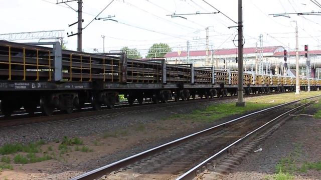 2ЭС4К-094 (РЖД/Окт, ТЧ-21 Волховстрой) с хозяйственным рельсовозным поездом смотреть онлайн