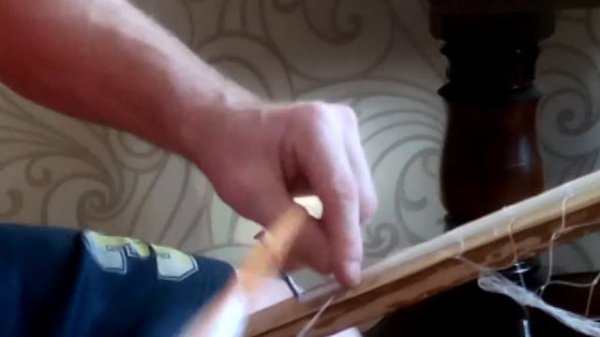 Вязание рыбацкой сети на кочерге.