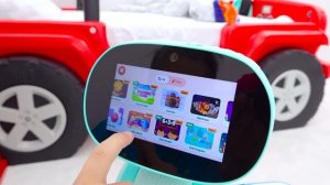 Влад и Ники играют с Мико - умным игрушечным роботом для детей