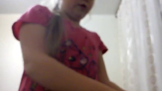 Как с помощью канцелярских кнопок прикрепить плакат на стену , без повреждения обоев)). смотреть онлайн