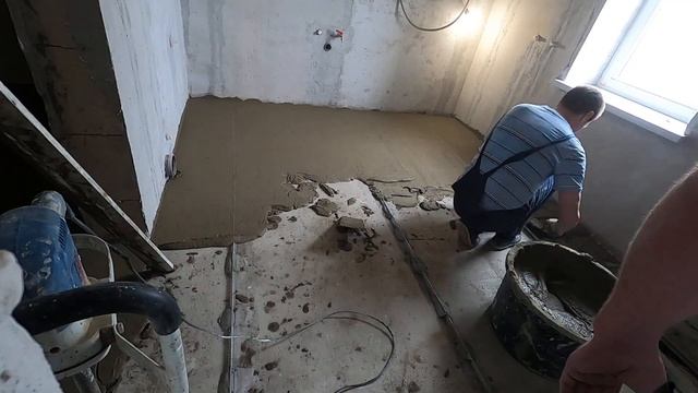 Делаем стяжку на стяжку. Не простую, 20 мм. на теплый пол. Плиточный клей с2 и пескобетон, 50 на 50 смотреть онлайн