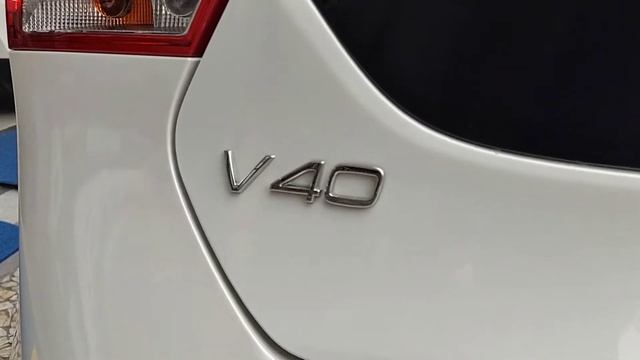 VOLVO V40 T5 CROSS COUNTRY 2.0 AWD TURBO AT BRANCO 15-15 смотреть онлайн