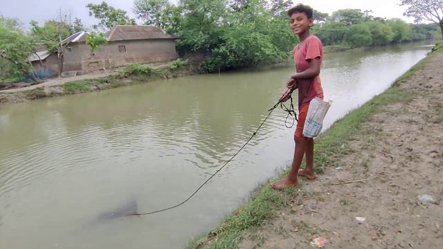 Village boy excited to catch fish by net смотреть онлайн