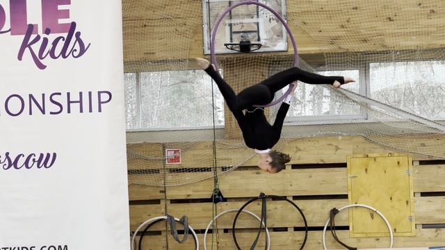 Выступление на соревнованиях по воздушной гимнастике смотреть онлайн